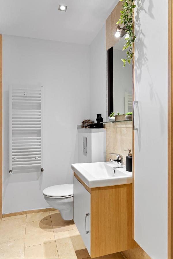 City Heart Retreat Elegant Apartment Bucureşti Ngoại thất bức ảnh